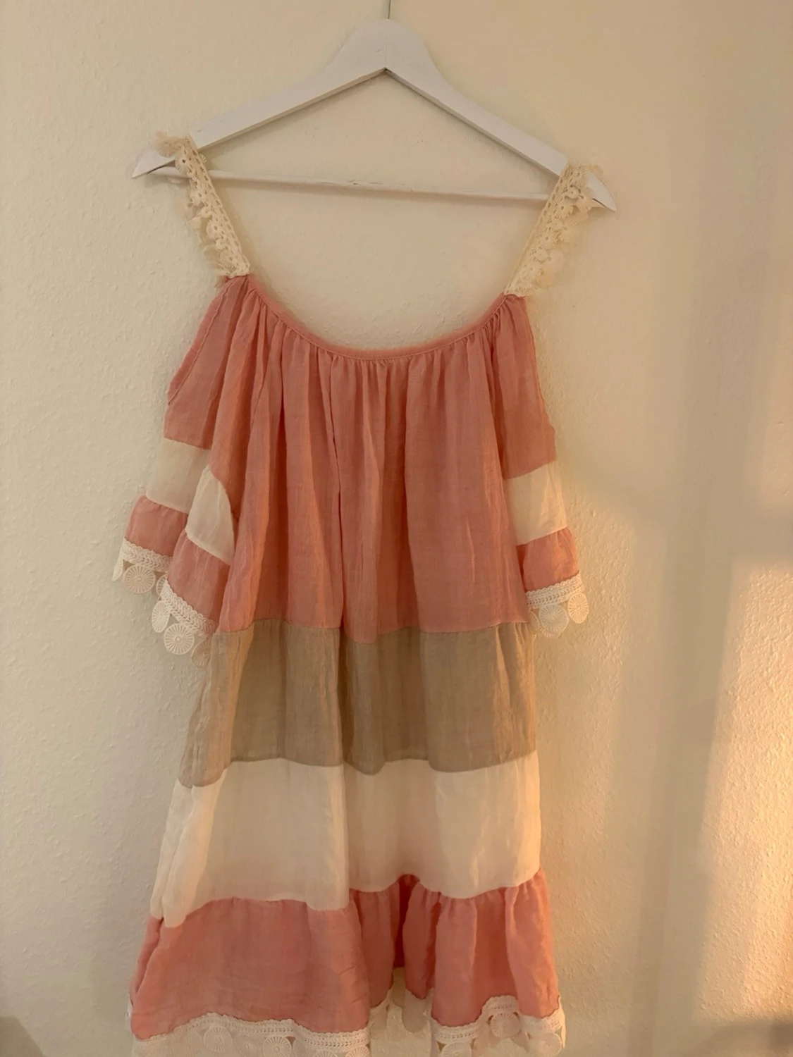 Randig sommarklänning med spetsdetaljer - 2