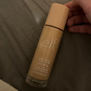 e.l.f. Halo Glow Liquid Filter foundation - Säljer en e.l.f. Halo Glow Liquid Filter foundation i  färgeb 1 fair. En liten spricka vid locket men ca 70% av produkten kvar. Denna var lite för mörk för mig tyvärr.