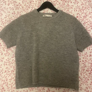 stickad topp - mysig grå stickad topp från zara med korta ärmar, kommer ej till användning 
