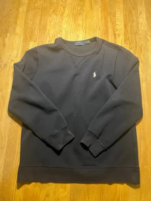 Mörkblå Polo Ralph Lauren Tröja - Skön RL tröja, har lite små defekter men inget som syns, storlek M