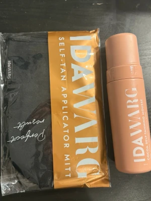 IDA WARG brun utan sol mousse & handske - Säljer ett kit från IDA WARG med en brun utan sol-mousse i beige flaska och en svart appliceringshandske. Perfekt för att få en jämn och naturlig solbränna hemma. Mousse och handske är enkla att använda och ger ett snyggt resultat.  Oanvänd och oöppnad☺️ 