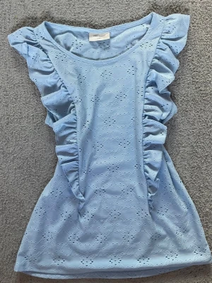 Ljusblå volangblus  - Supersöt ljusblå blus  med volangdetaljer längs axlarna och sidorna. Mycket fint skick💕💕