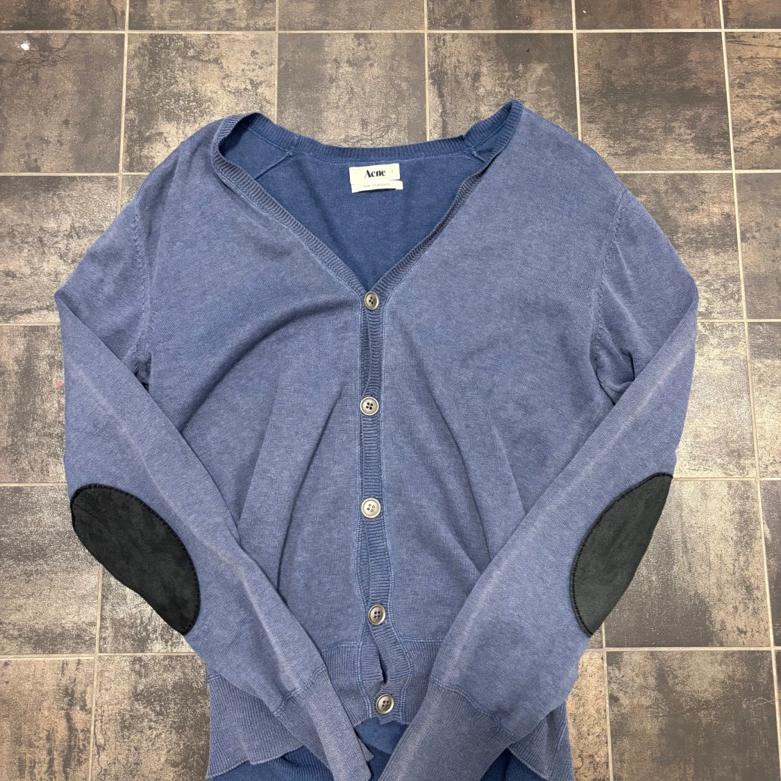 Blå kofta från Acne med mockadetaljer