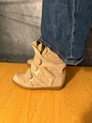 Isabel marant skor (39 passar även 40) - Great condition, worn once. The insoles are a bit damaged otherwise the shoes are in perfect condition. Comes with the box. Same day shipping.