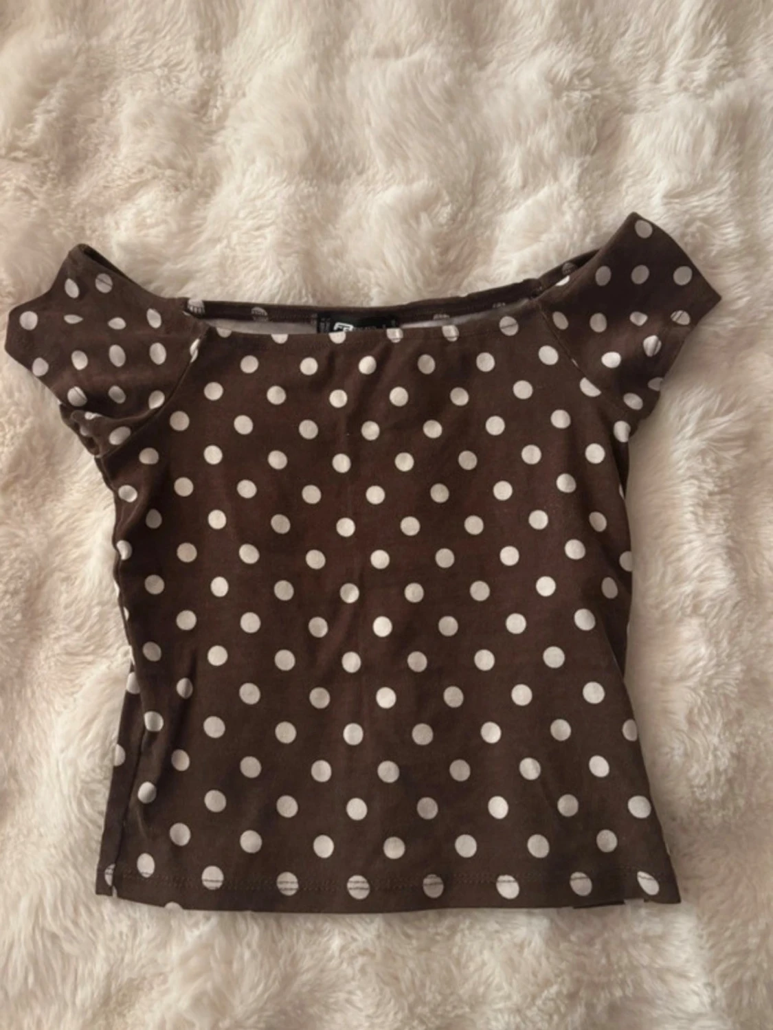 Brun prickig offshoulder topp