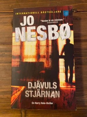 Djävulsstjärnan av Jo Nesbø - Spännande kriminalroman av Jo Nesbø om polisen Harry Hole i Oslo. Boken är en pocketutgåva med färgstarkt omslag i rött, orange och svart. Femte delen i serien om Harry Hole, perfekt för dig som gillar thrillers och deckare.