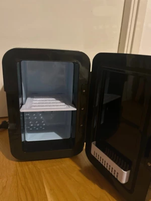 Svart minikyl MONCOOK - Snygg svart minikyl från MONCOOK. Perfekt för dig som vill ha din dricka kall medans du spela eller för dig som vill förvara ditt smink🤗