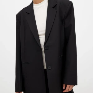 Na-kd kavaj - Helt ny kavaj från nakd. Ord pris 899 kr aldrig använd. Kolla intresse då jag köpte en större och inte längre kan lämna tillbaka den. Storlek 38.