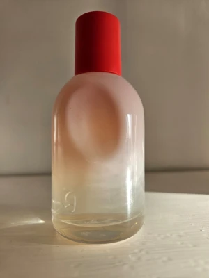 Glossier YOU - Använd Glossier YOU. Rosa peppar, iris, ambrox & ambrette 🌺 Fast pris 🌞