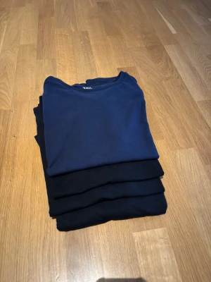 Blå och svarta basic t-shirts - En mörk blå 3 svarta T-shirtar 