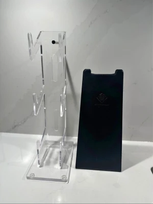 Ställ för handkontroller och headset Deltaco Gaming - Snyggt och stilrent ställ från Deltaco Gaming för handkontroller och headset. Stället har plats för 3 handkontroller för att organisera gamingtillbehör. Perfekt för att hålla ordning på skrivbordet eller gaminghörnan. 