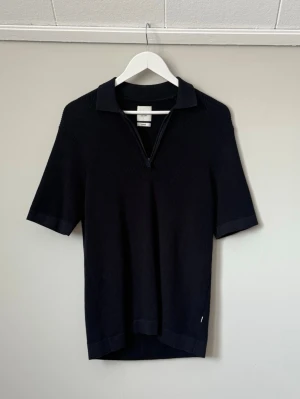 Svart kortärmad piké med dragkedja - Stilren svart piké från dobber