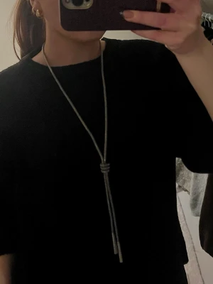 Långt silver halsband - Coolt halsband med knut-detalj! Vet inte vart de är ifrån men jag tror från Gina tricot, Kappahl eller H&M typ🙌🙌