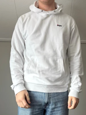 Vit hoodie från FILA  - Snygg vit hoodie från FILA 