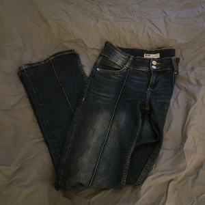 Bershka jeans - Mörkblåa bershka jeans i strl 36. Super fina med fina små detaljer💙  Nypris - 435 kr  Mitt pris - 200 kr 