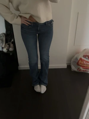 Blå Low Waist Jeans - Blå Low Waist Jeans. Gina Tricot Young, stl 170- känns som XS-S. Använda ca 2 gånger. 
