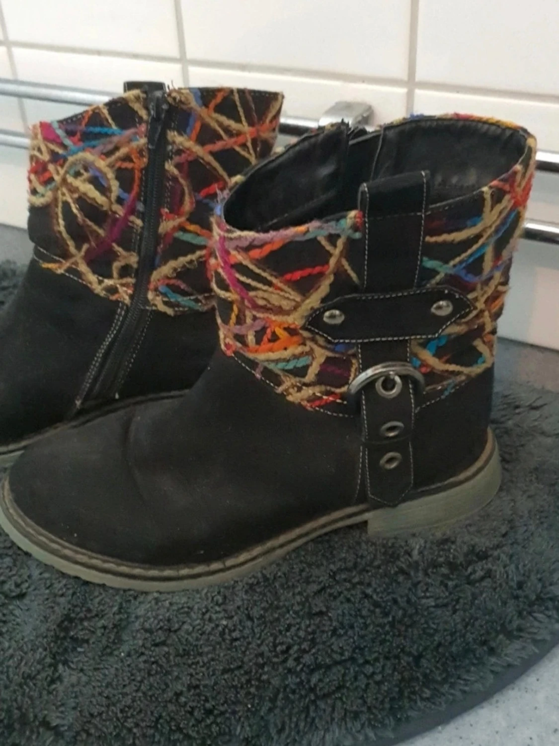Svarta boots med färgglada detaljer - 2