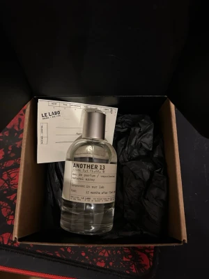 Le Labo Another 13 EdP 100ml - Le Labo Another 13 är en exklusiv eau de parfum i en stilren, genomskinlig glasflaska med metallock. Doften kommer i originalkartong med etikett och informationskort. Flaskan rymmer 100 ml och har en minimalistisk design som känns lyxig och modern. Ca 98 ml kvar kvitto finns nypris 3300