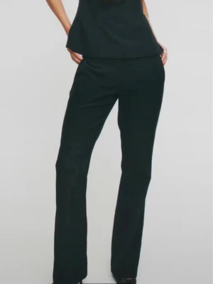 Bikbok Svarta kostymbyxor  - Snygga svarta kostymbyxor med utsvängda ben och pressveck. Byxorna har låg midja och klassisk passform. Perfekta att styla med en kavaj eller en enkel topp för en clean look. Kommer från Bikbok och är i storlek Petit 32. Är inte använda så mycket! Hör av er vid fler frågor 