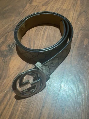 Gucci Bälte - Säljer ett Gucci bälte i färgen beige då inte använder det längre. Bältet är i fint skick, har en liten defekt som finns på bild 3 men de är inget man tänker på. Om du har frågor eller är intresserad så är det bara att höra av dig🤝