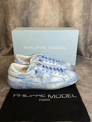 Helt nya Philippe model skor - Helt nya med tags och allt og | Size 41 | fraktar inom 24 timmar | för att köpa klicka ”köp nu” | vid frågor eller funderingar är det bara att skicka ett meddelande | följare får bättre rabatter🙌