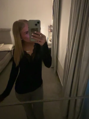 Mörkblå långärmad intimissimi tröja - Säljer min mörkblå långärmad intimissimi tröja med v-ringning och spets i storlek S. Ser svart ut på bilden pga ljuset men den är mörkblå. Säljer för 250, originalpris 489.