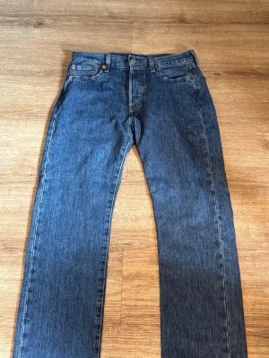Originella Levi’s 501 - Originella Levi’s 501:or köpta i Levi’s affär i Göteborg. Nypris för dom var 1149kr. Storlek är W 30 och L 32