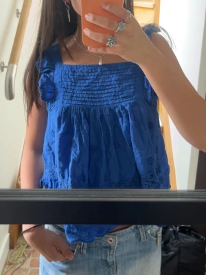 Blå mönstrad topp  - Säljer denna söta topp från mango 💙