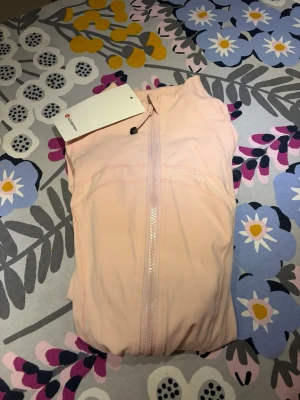 Lululemon strawberry milkshake nulu - New Lululemon jacket!!! I have the receipt from some time ago. It was a gift but didnt fit well