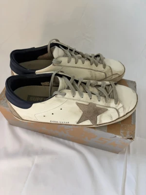 Golden goose skor - Hej, säljer mina golden goose skor då jag tyvärr växt ut dem. Dem är bra skick förutom lite problem med sulorna men jag har gått till en skomakare så han fixade allting. Boxen följer med och det lilla kortet. Har tyvärr inte kvitto kvar då det kommit bort under min flytt för ungefär 3 månader sen. Har du några frågor eller vill ha fler bilder så är det bara att säga till. Passar 43