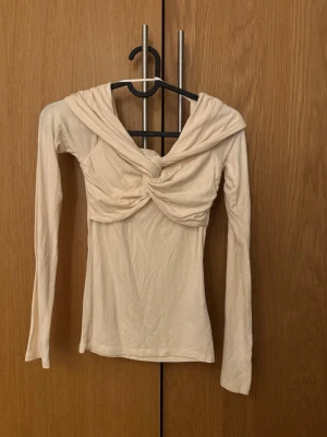 Tajt off-shoulder topp  - Skit snygg off-shoulder topp 💕 knappt använd och i fint skick 🙏 priset kan diskuteras vid snabb försäljning. Skriv för fler bilder med toppen på! 😇