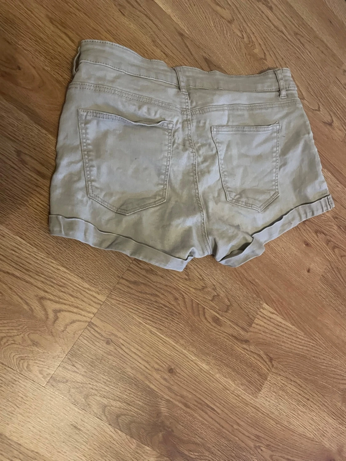 Beige shorts med fickor - 1
