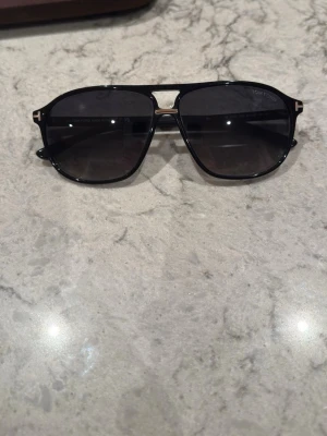 Tom Ford solglasögon  - Säljer nu mina Tom Ford solglasögon  då dom inte kommer så mycket till användning. Har använt dom några fö gånger och dom är i ny sick. Finns inga repor eller skador på dom. 
