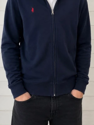 Mörkblå ziptröja från Ralph Lauren - Mörkblå ziptröja från Ralph Lauren med röd broderad logga på bröstet. Tröjan är i fint skick förutom nere på tröjan lite vid dragkedjan där är den lite sliten. Skriv gärna vid några frågor!