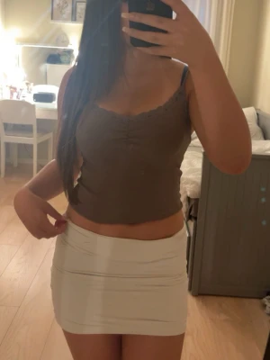Brun linnetopp med spetskant🤎 - Säljer en brun croppad linnetopp med tunna axelband och spetskant vid urringningen. Toppen är ärmlös och har en enkel, stilren look som är perfekt till sommaren. Materialet känns mjukt och lätt.