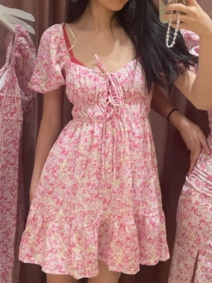 Rosa somrig miniklänning - Rosa blommig kort klänning från gina. Perfekt för sommaren o picnic. Använd 2 ggr. Storlek xxs men passar xs