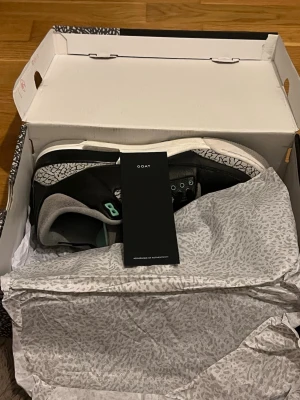 Air Jordan 3 Retro ”Green Glow” (Stl 44) – Äkta med GOAT-certifikat! - Säljer ett par fräscha Air Jordan 3 ”Green Glow” i storlek 44. Använt max 2 ggr, fint skick med naturliga veck i lädret på tåboxen. Väl omhändertagna! Detta ingår: • Originalkartong (OG box) • Äkthetskort från GOAT (100% äkta) Köpta för 1800 kr, säljes nu för ett kanonpris då de inte används. Pris 1300 kr men kan diskuteras vid snabb affär. Hör av er vid frågor eller fler bilder.