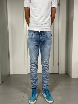 Replay Anbass Hyperflex Jeans - Säljer nu dessa Replay Anbass Hyperflex Jeans, W31 o L32 med mått ca 37 o 103 cm. skriv för fler bilder/frågor🙌🏼