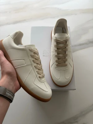 Maison Margiela Gats - Vita maison margiela gats i storlek 43. Helt nya allt og medföljer autentiserings bevis erbjuds vid förfrågan! Kom med prisförslag och frågor! 😊