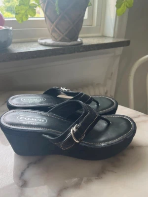 Coach klackar - Jätte fina klackar från coach, knappt använda alls och även vintage. Hör av er om frågor, pris är en helt satt!💕