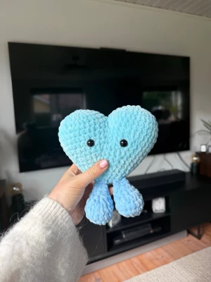 Virkat hjärta - Blått virkat hjärta💙 OBS: Innehåller säkerhetsögon som ej är rekommenderade för barn  under 3 år!
