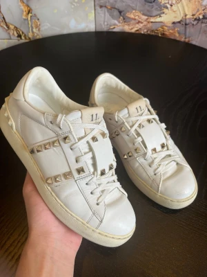 Valentino open rockstud  - Skorna är i bra skick - se bilder. Storlek 37. Skorna är 100% äkta - se våra omdömen på olika plattformar! Endast skorna medföljer. 