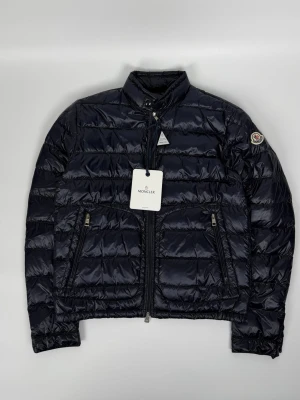 Moncler Acorus Marinblå storlek M (Ny med lappar) - Moncler Acorus jacka - helt ny med tags aldrig använd. Pris 5990kr / nypris 11.800kr finns att köpa på våran hemsida | Fashionels.se