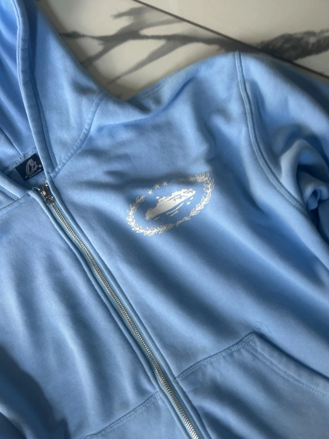 Ljusblå zip hoodie med broderad logga - 1