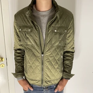 Zara jacka - En riktigt schysst field jacket/quilted jacket ifrån Zara. Perfekt nu till sommaren! En fin grön färg med storlek M. Köpt för ca 900kr men säljer den för endast 1/3 av priset. Nästan aldrig använd!