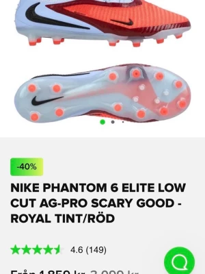 Nike Phantom 6 Elite Low Cut AG-Pro - Säljer ett par Nike Phantom 6 Elite Low Cut AG-Pro fotbollsskor i färgen royal tint/röd. Skorna har en modern design med låg profil, svart Nike-logga och mönstrad ovandel i syntetmaterial. Sulan är ljusblå med röda dobbar, perfekt för konstgräs.