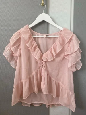 Rosa topp - Säljer en rosa topp/blus ifrån Nelly. 