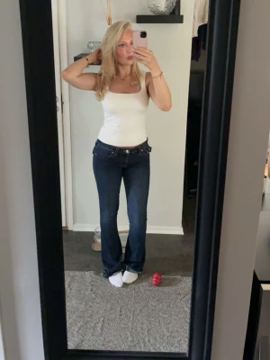 true religion mörkblå bootcut jeans joey  - True religion bootcut jeans mörkblå joey. Jag är 165 och därför är byxorna lite för långa så de är lite slitet längst ner men annars inget som är i dåligt skick. Pris kan diskuteras, bara o skriva!🌸
