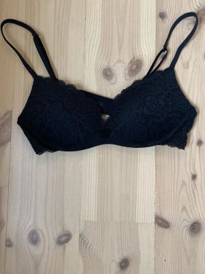 Snygg svart spets-bh från intimissmi  - Snygg svart push up bh i storlek 75b🥰Endast testad och säljer på grund av fel storlek💕 pris kan diskuteras