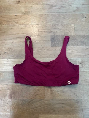 Vinröd topp - Indigo Luna  - Vinröd topp ifrån Indigo Luna. Magiskt skönt material. Använt fåtalet gånger och i fint skick. Storlek S. Utgått ifrån platsen var jag köpte den. 